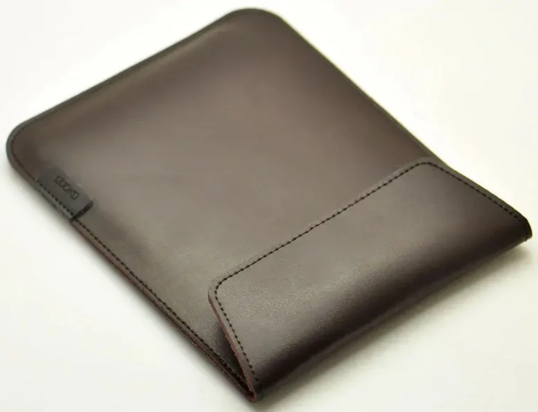 Quoko Q30-BR - Univerzální pouzdro na čtečky 6-7" - hnědé, magnetické zavírání