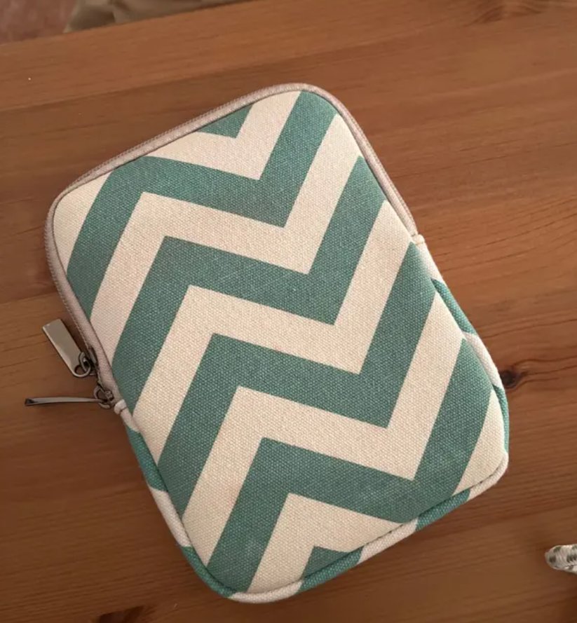 ARMORI Zipper Z074 - motiv Zigzag Green - Univerzální pouzdro pro čtečky 6" - textilní, zip